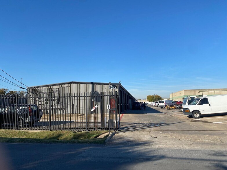 2453 Glenda Ln, Dallas, TX à louer - Photo de l’immeuble – Image 2 sur 9