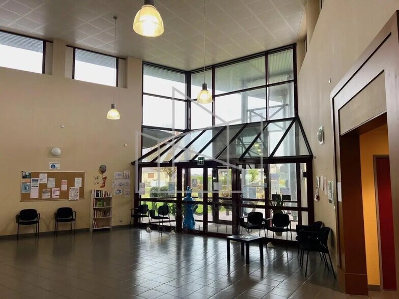 Local commercial dans Fouqueville à louer - Photo de l’immeuble – Image 3 sur 3