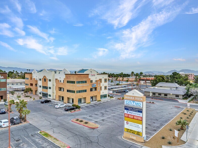 5440 W Sahara Ave, Las Vegas, NV à louer - Photo de l’immeuble – Image 3 sur 21