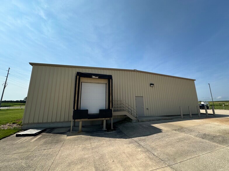 100 N Industrial Pky, West Union, IA à vendre - Photo de l’immeuble – Image 2 sur 5