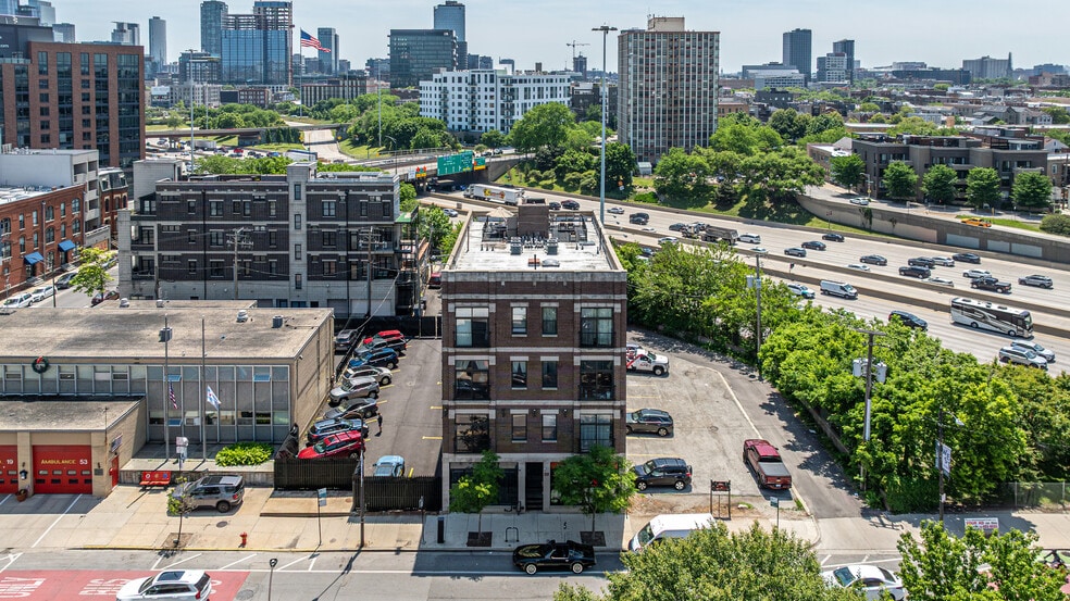 1135 W Chicago Ave, Chicago, IL à louer - Photo de l’immeuble – Image 2 sur 4
