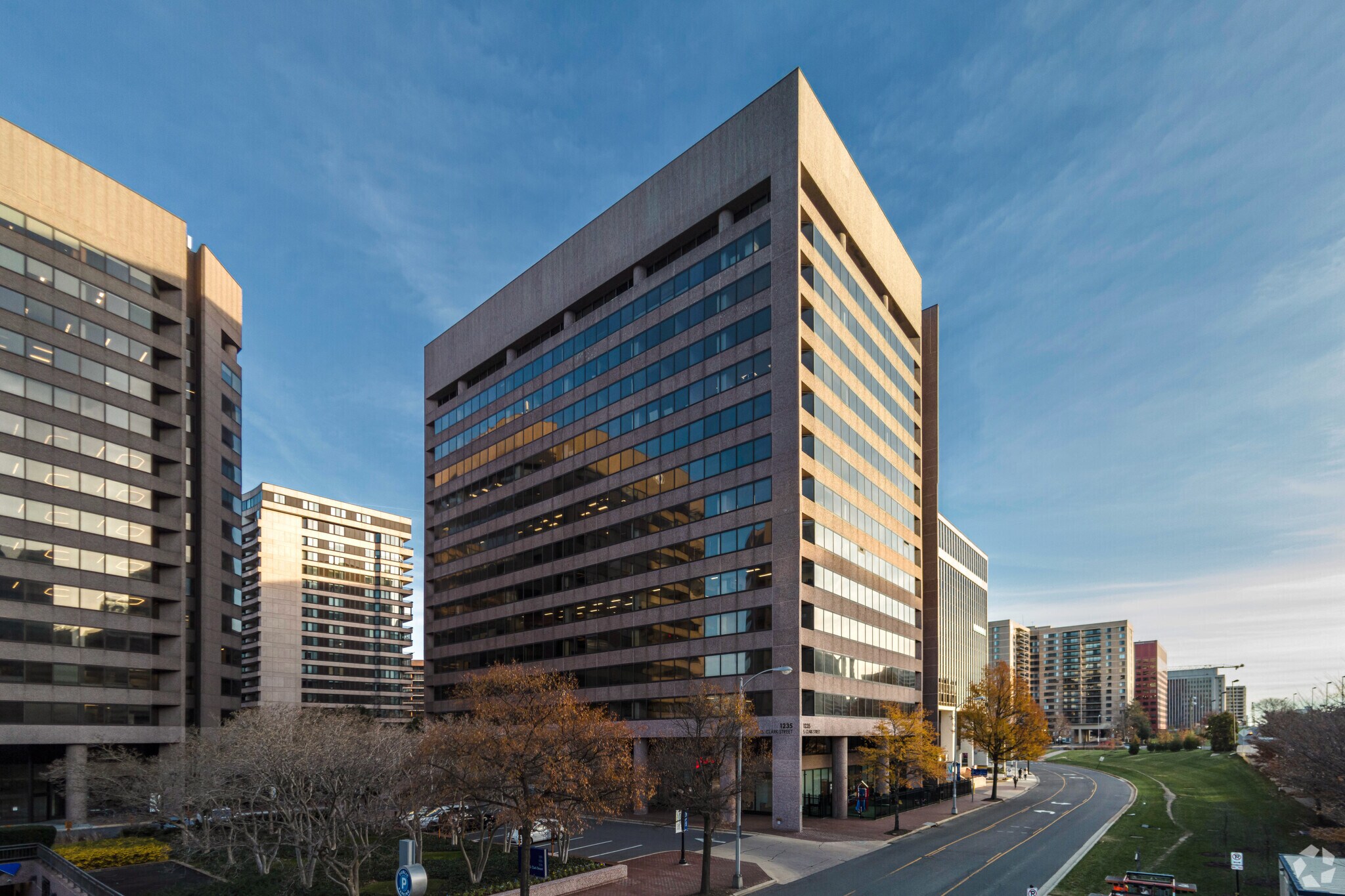 1235 S Clark St, Arlington, VA à louer Photo de l’immeuble– Image 1 sur 11