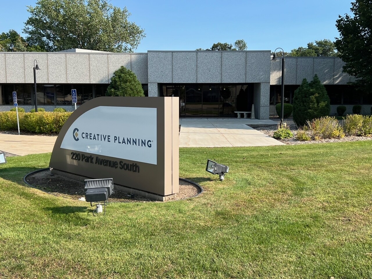 220 Park Ave S, Saint Cloud, MN à vendre Photo principale– Image 1 sur 30