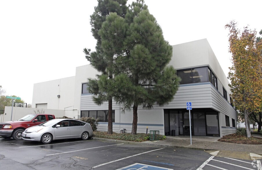 2504 Technology Dr, Hayward, CA à louer - Photo principale – Image 1 sur 3