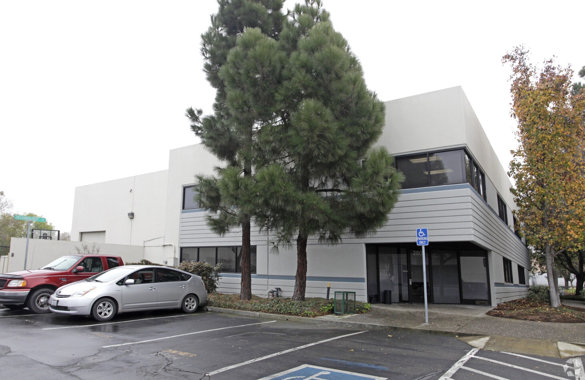 2504 Technology Dr, Hayward, CA à louer Photo principale– Image 1 sur 4