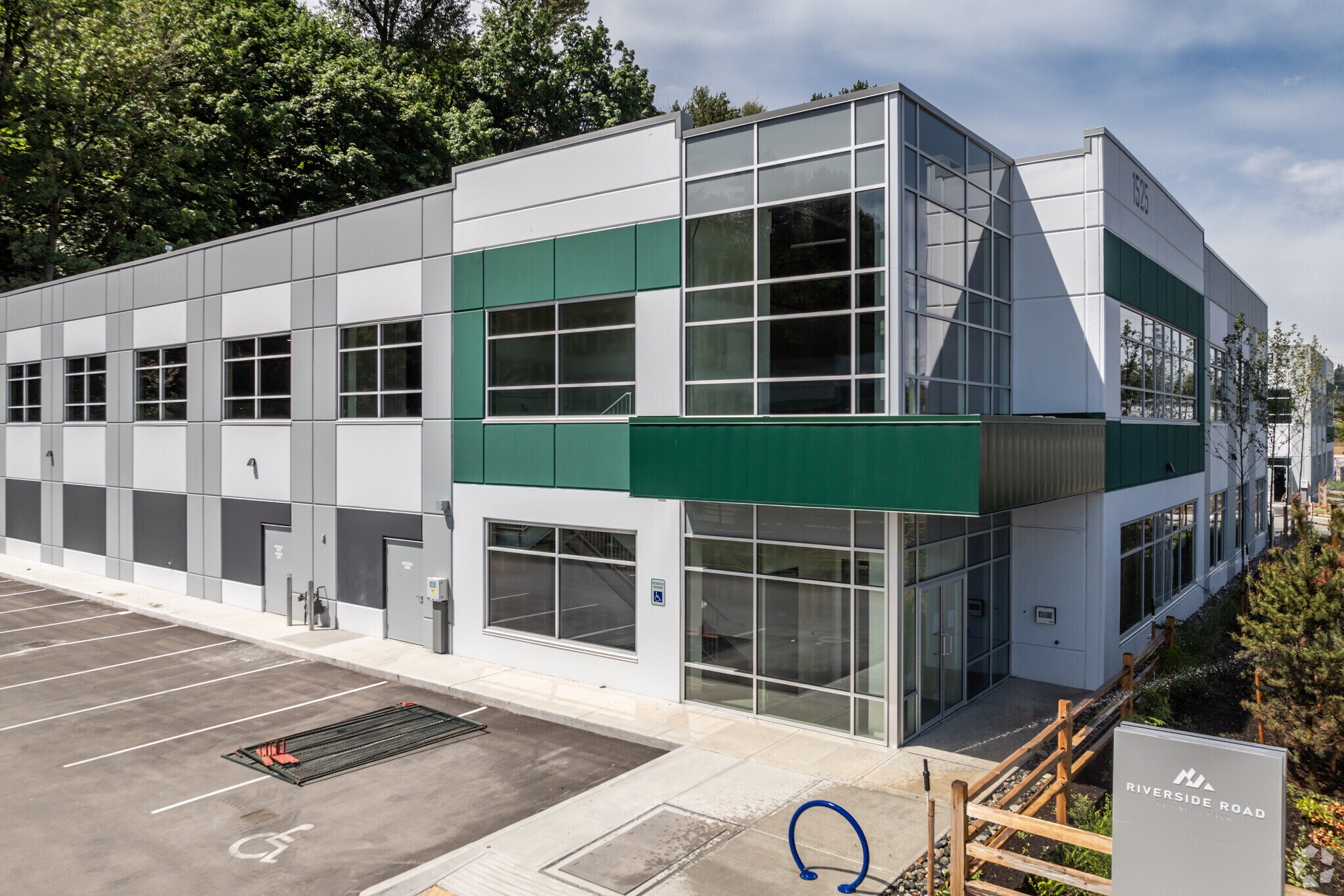 1525 Riverside Rd, Abbotsford, BC à vendre Photo de l’immeuble– Image 1 sur 5