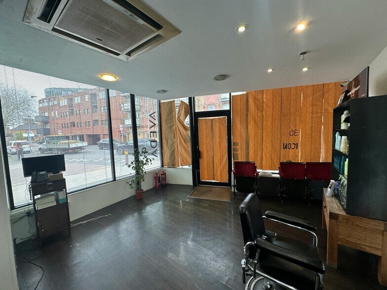 18 Coombe Rd, Kingston Upon Thames à louer - Photo de l’immeuble – Image 2 sur 3