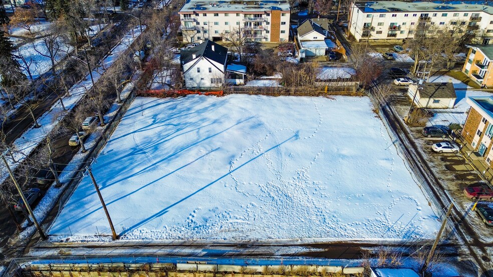 10225 121 St NW, Edmonton, AB à vendre - Photo de l’immeuble – Image 2 sur 6