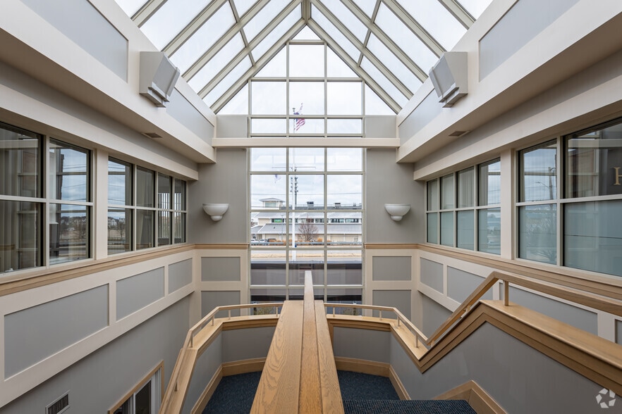 350 Lincoln St, Hingham, MA à louer - Hall d’entrée – Image 3 sur 11