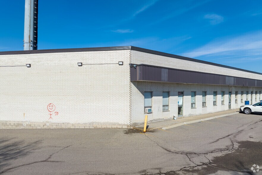 135 Ormont Dr, Toronto, ON à louer - Photo de l’immeuble – Image 2 sur 6