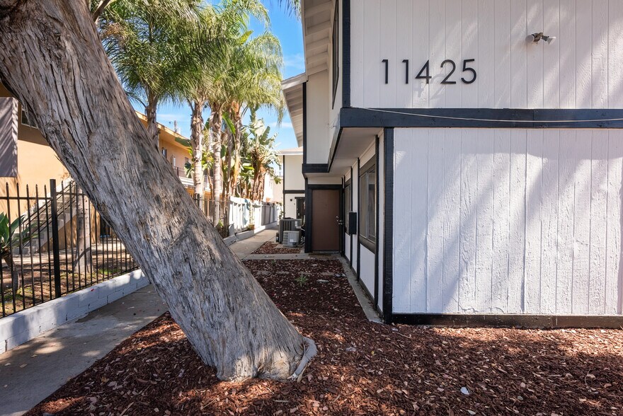 11425 Tiara St, North Hollywood, CA à vendre - Photo de l’immeuble – Image 3 sur 13