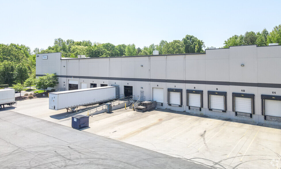 2201 Interstate North Dr, Charlotte, NC à louer - Photo de l’immeuble – Image 3 sur 13