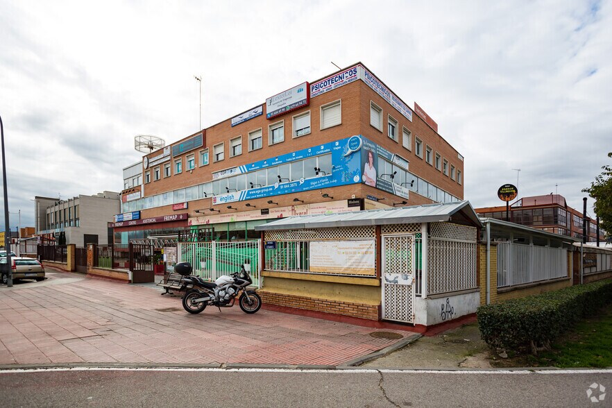 Calle Olímpico Francisco Fernández Ochoa, 18, Alcorcón, Madrid à louer - Photo de l’immeuble – Image 3 sur 3