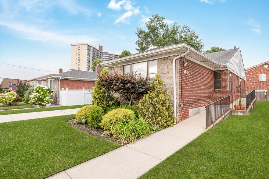 2611 Corporal Kennedy St, Bayside, NY à vendre - Photo de l’immeuble – Image 3 sur 26