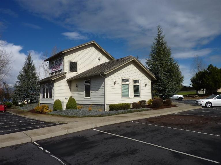 3882 Crater Lake Ave, Medford, OR à vendre - Photo de l’immeuble – Image 2 sur 20