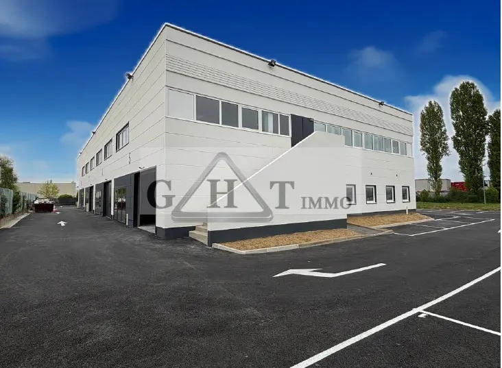 Industriel/Logistique dans Fontenay-Trésigny à vendre - Photo de l’immeuble – Image 3 sur 4