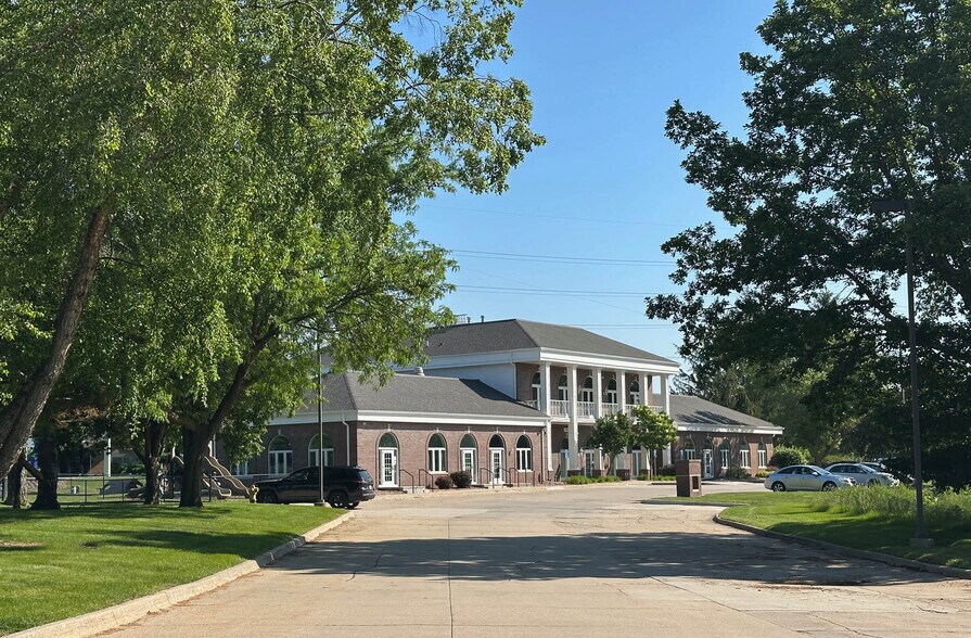 3424 Ep True Pky, West Des Moines, IA à vendre - Photo de l’immeuble – Image 2 sur 11