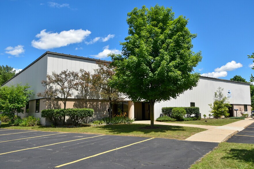 1120-1136 Baker Rd, Dexter, MI à louer - Photo de l’immeuble – Image 1 sur 4