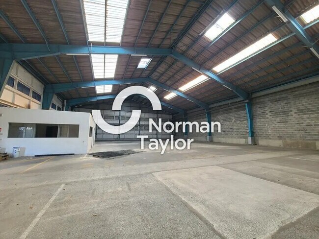 Plus de détails pour Local d'activités à louer