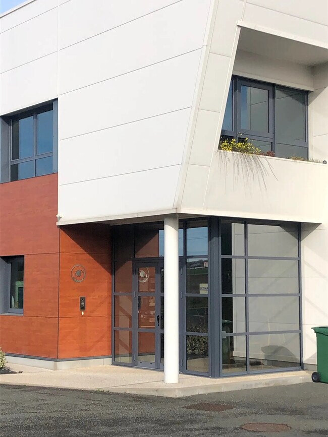 Plus de détails pour Local d'activités à louer