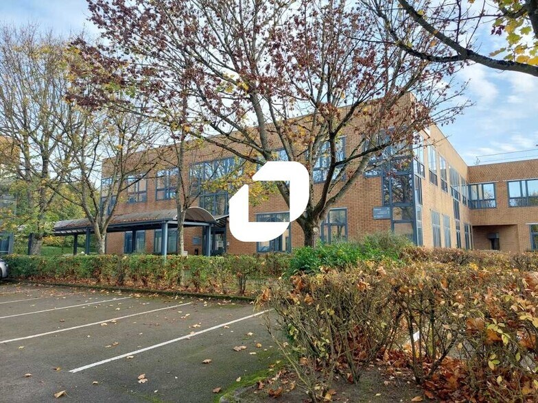 39-43 Avenue Des 3 Peuples, Montigny-le-Bretonneux à louer - Photo de l’immeuble – Image 1 sur 7