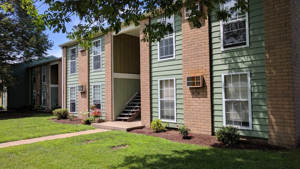 811-903 N Illini Ave, Pontiac, IL à vendre - Photo de l’immeuble – Image 2 sur 14