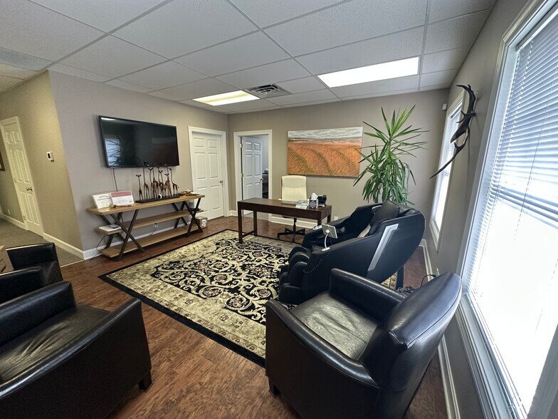331 Townepark Cir, Louisville, KY à vendre - Photo de l’immeuble – Image 2 sur 9