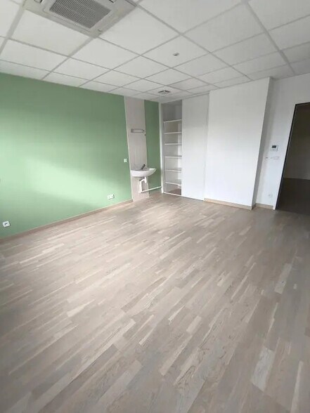 244 Rue Du Point Du Jour, Saint-Denis-lès-Bourg à louer - Photo de l’immeuble – Image 2 sur 5