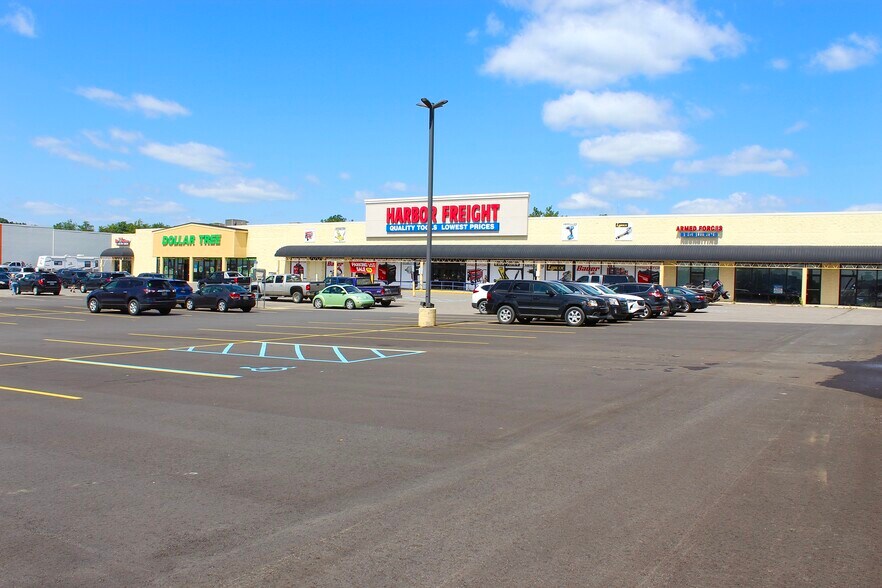 1561-1651 E M-21, Owosso, MI à louer - Photo de l’immeuble – Image 2 sur 15
