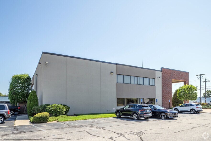 75 Commerce Dr, Warwick, RI à vendre - Photo de l’immeuble – Image 2 sur 6