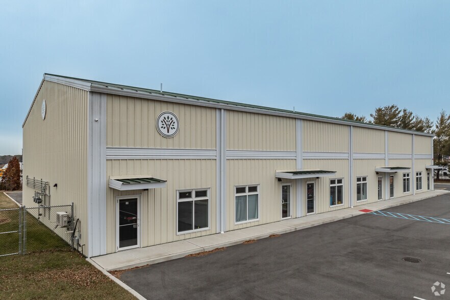 313 Edwards Ave, Calverton, NY à louer - Photo de l’immeuble – Image 2 sur 4