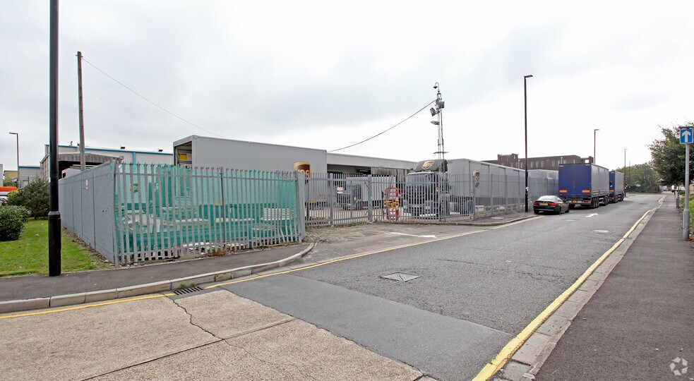 Central Way, Feltham à louer - Photo de l’immeuble – Image 3 sur 23