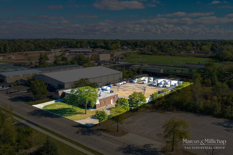 675 Sunset Dr, Round Lake, IL à vendre - Photo de l’immeuble – Image 2 sur 6