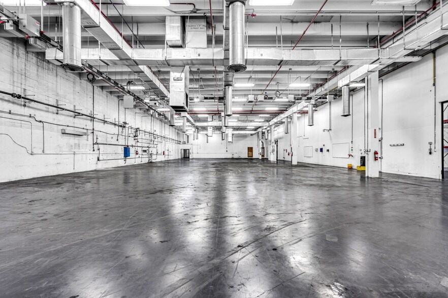 12800 NW 38th Ave, Opa Locka, FL à louer - Photo de l’immeuble – Image 2 sur 31