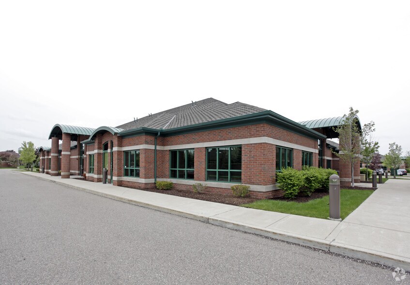 48581-48625 Hayes Rd, Shelby Township, MI à louer - Photo de l’immeuble – Image 3 sur 6