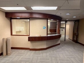 5811 Cooney Rd, Richmond, BC à louer Photo intérieure– Image 1 sur 8