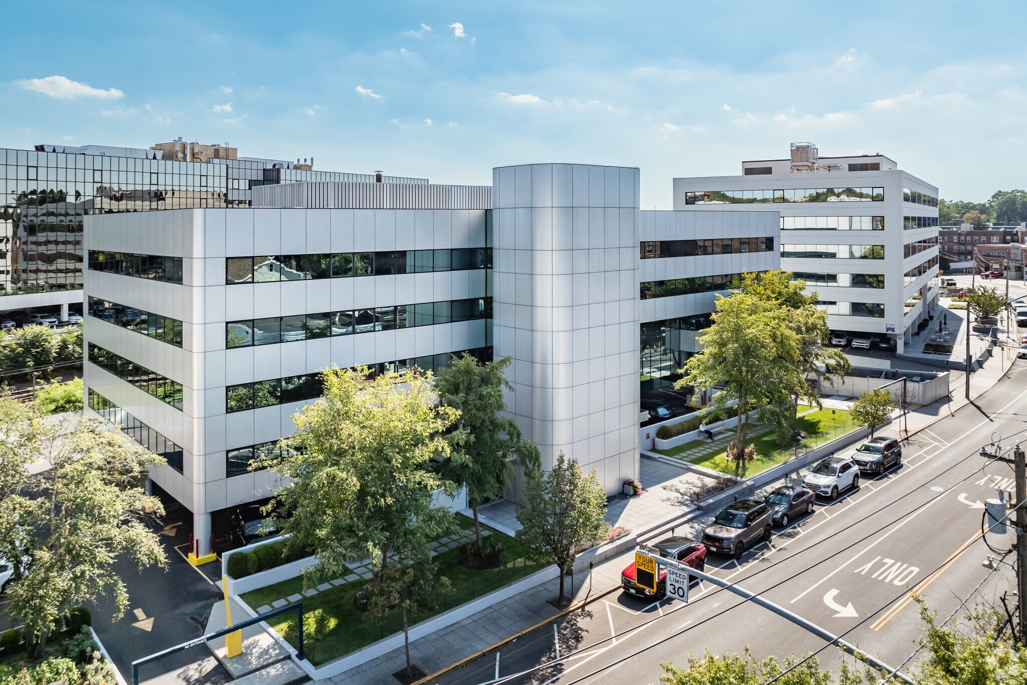 40 Cutter Mill Rd, Great Neck, NY à louer Photo principale– Image 1 sur 5