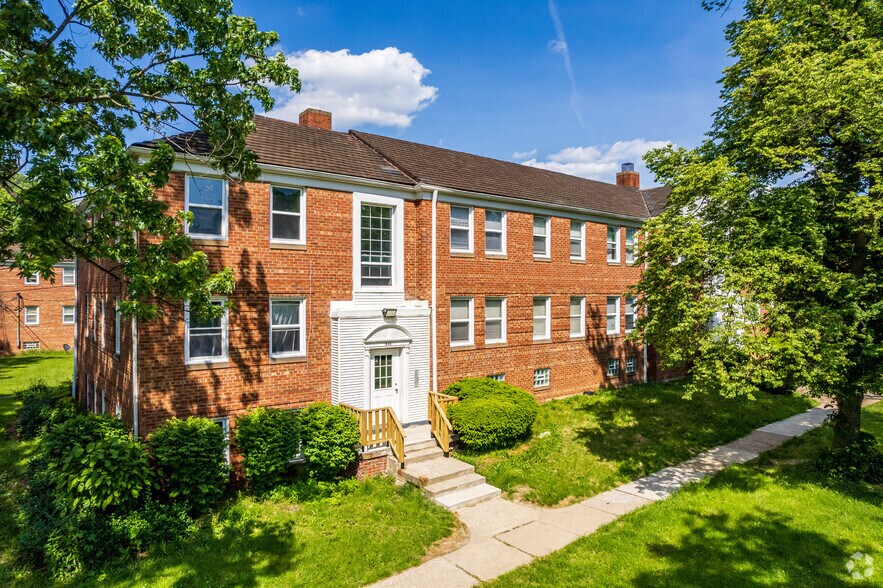 1832-1864 Forest Hills Blvd, Cleveland, OH à vendre - Photo principale – Image 1 sur 26