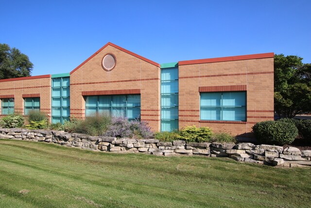 661-671 E Calhoun St, Woodstock, IL à vendre - Photo de l’immeuble – Image 3 sur 6
