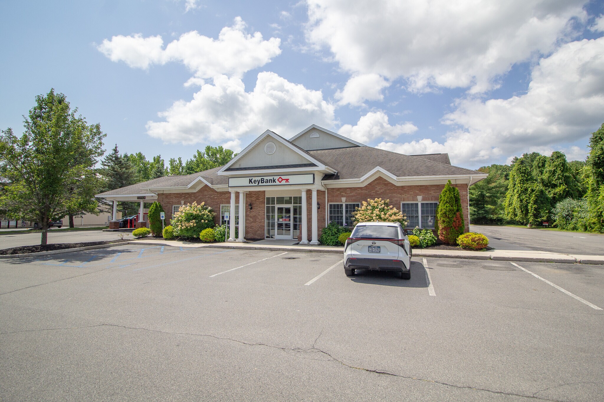 1532 Route 9, Clifton Park, NY à louer Photo principale– Image 1 sur 11