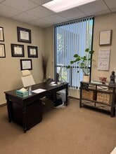 20311 Birch St, Newport Beach, CA à louer Photo intérieure– Image 1 sur 4