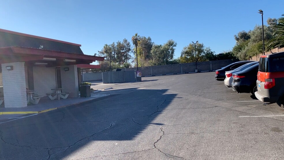 3703 E Flamingo Rd, Las Vegas, NV à louer - Photo de l’immeuble – Image 3 sur 13