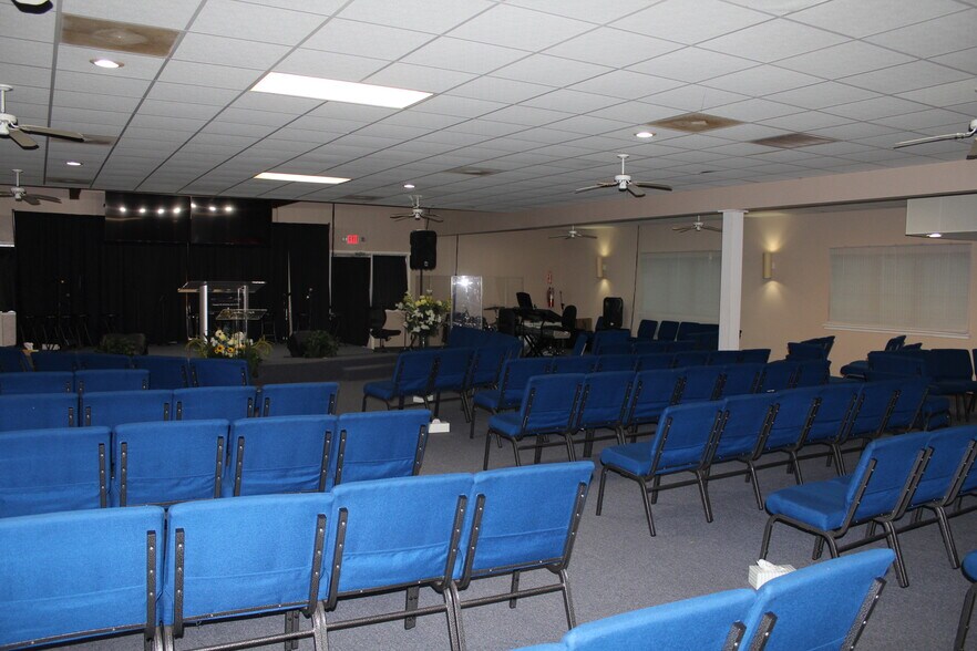 2725 Wilson Rd, Humble, TX à louer - Photo de l’immeuble – Image 3 sur 10