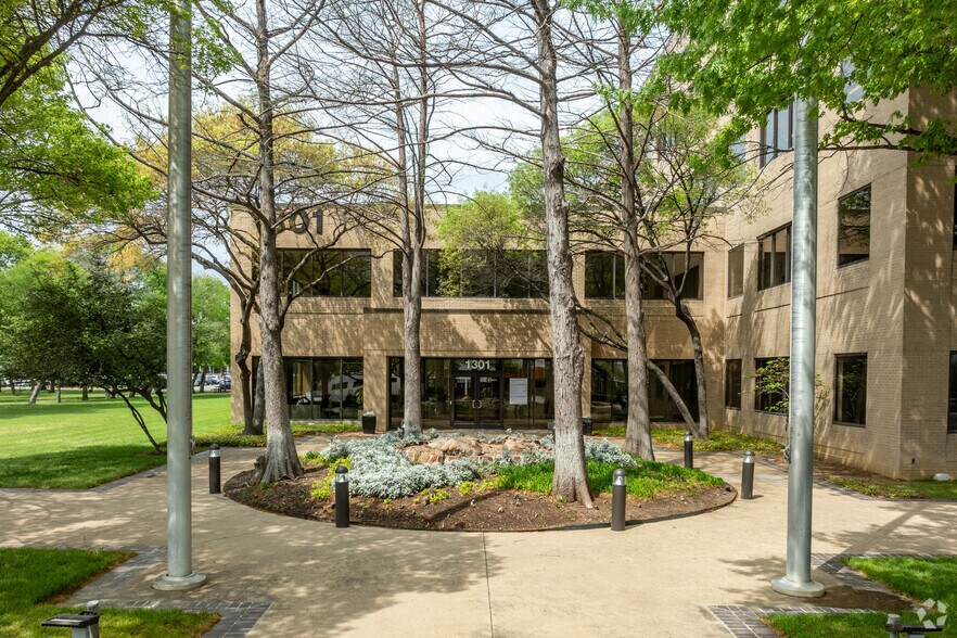 1301 E Collins Blvd, Richardson, TX à louer - Photo de l’immeuble – Image 1 sur 7