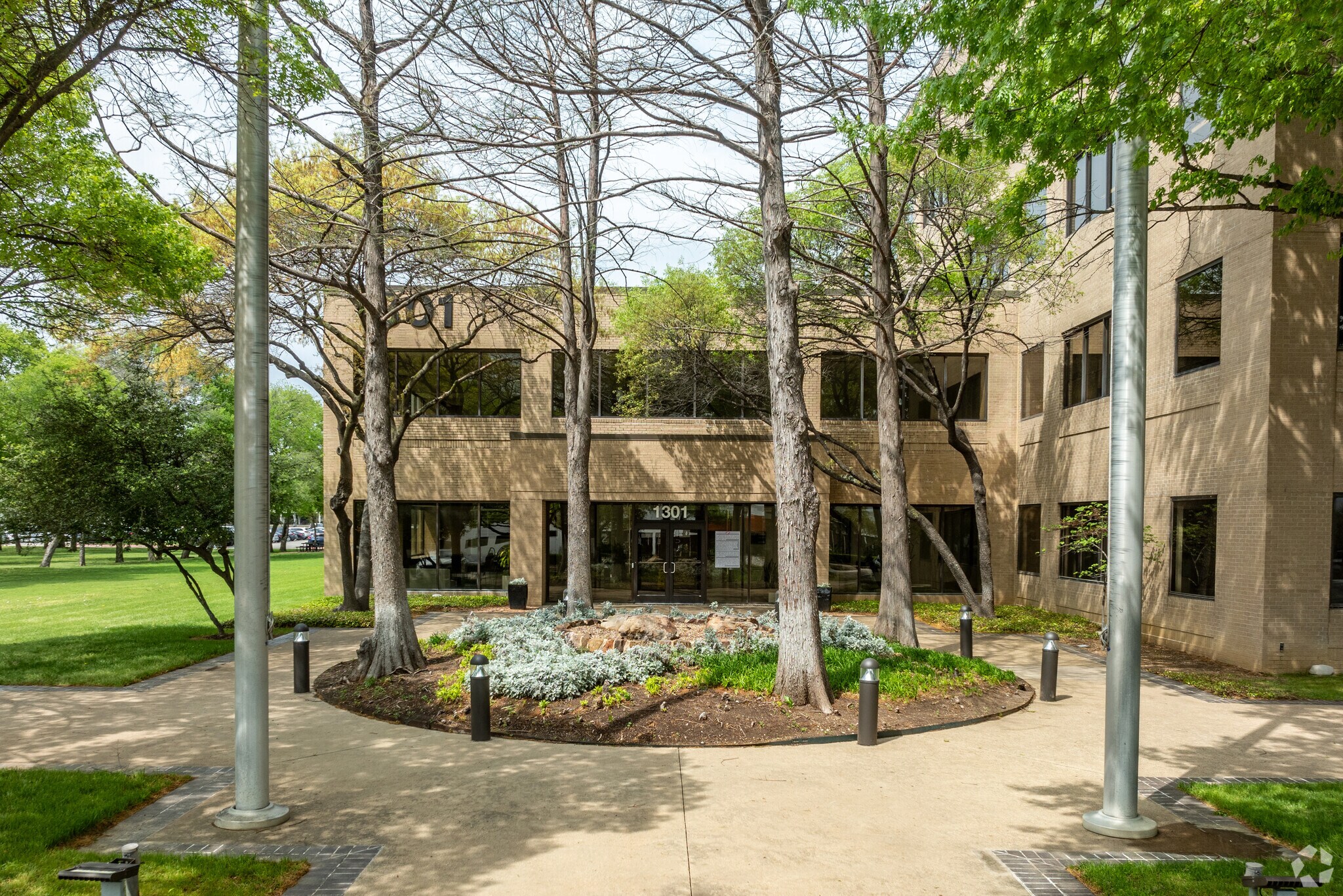 1301 E Collins Blvd, Richardson, TX à louer Photo de l’immeuble– Image 1 sur 8