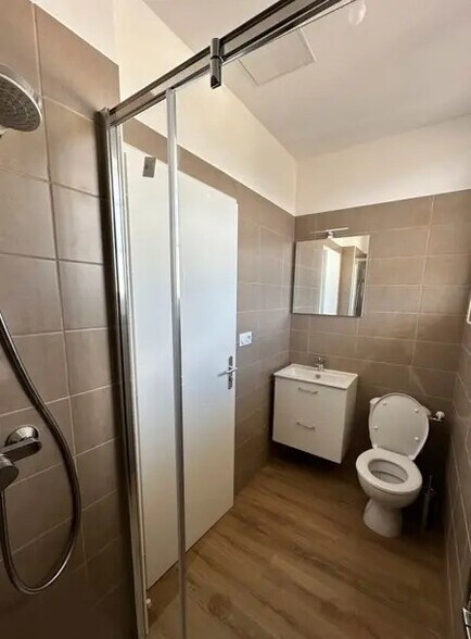 Local commercial dans Salles à vendre - Photo de l’immeuble – Image 3 sur 4