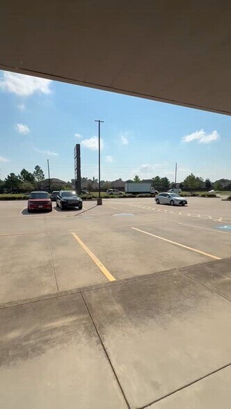24525 Gosling Rd, Spring, TX à louer - Vidéo sur l’annonce professionnelle – Image 2 sur 12