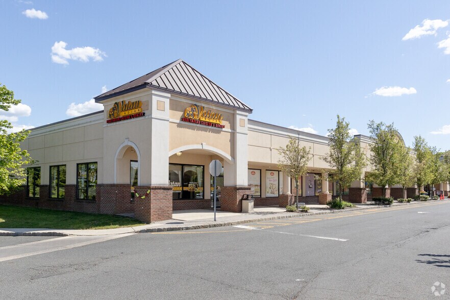 761 W Route 33, East Windsor, NJ à louer - Photo de l’immeuble – Image 2 sur 6