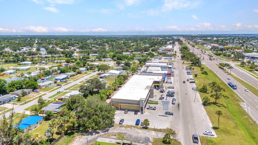 3596 Tamiami Trl, Port Charlotte, FL à louer - Photo de l’immeuble – Image 3 sur 8