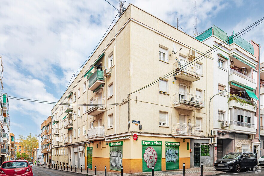 Immeuble residentiel dans Madrid, Madrid à vendre - Photo principale – Image 1 sur 2